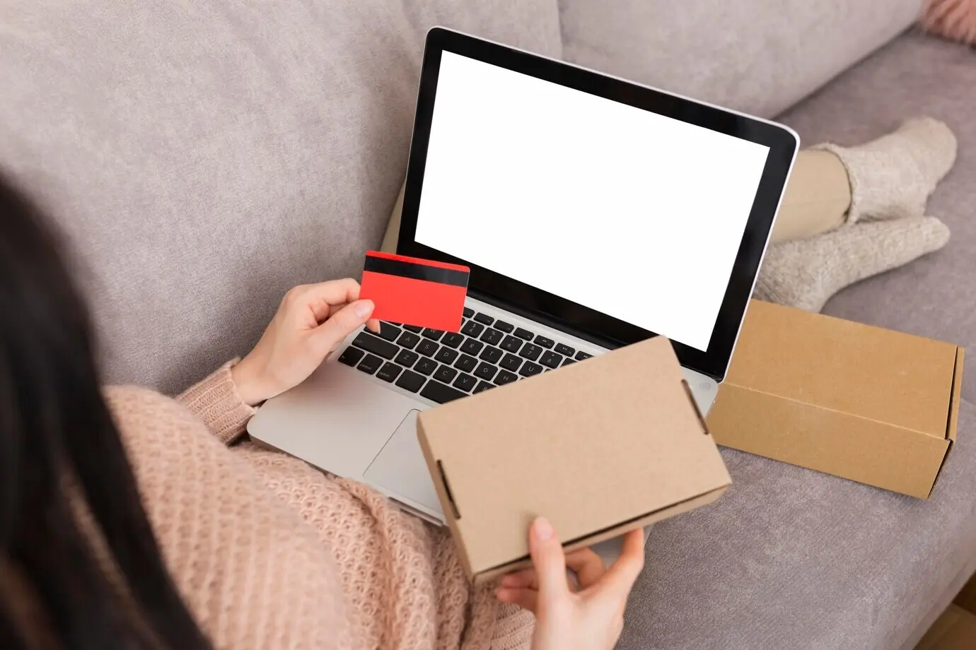 Вид сверху: женщина ждёт распродаж в Киберпонедельник.